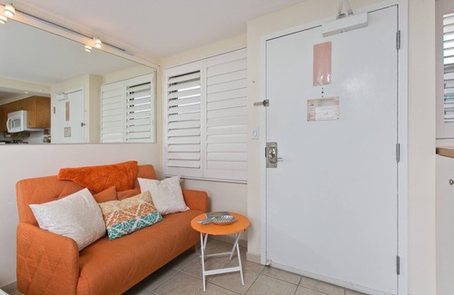 Diamond Head - Kapahulu - St. Louis Apartment | πβπ¨KING Bed- Private-Lanai γ° Pacific Ocean-View Studio w/Full-Kitchen