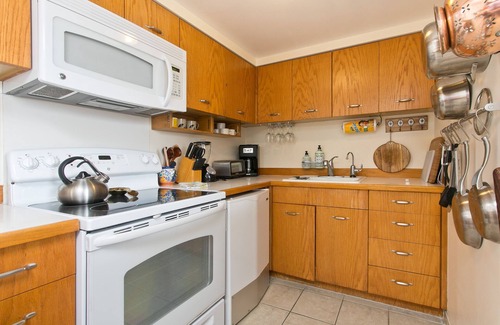 Diamond Head - Kapahulu - St. Louis Apartment | πβπ¨KING Bed- Private-Lanai γ° Pacific Ocean-View Studio w/Full-Kitchen