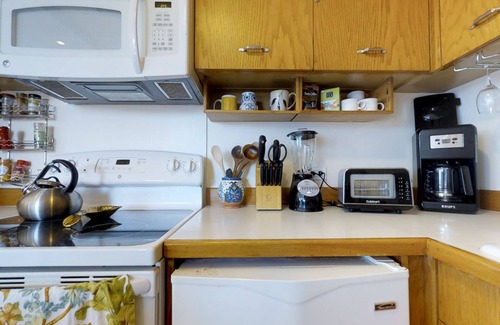 Diamond Head - Kapahulu - St. Louis Apartment | πβπ¨KING Bed- Private-Lanai γ° Pacific Ocean-View Studio w/Full-Kitchen