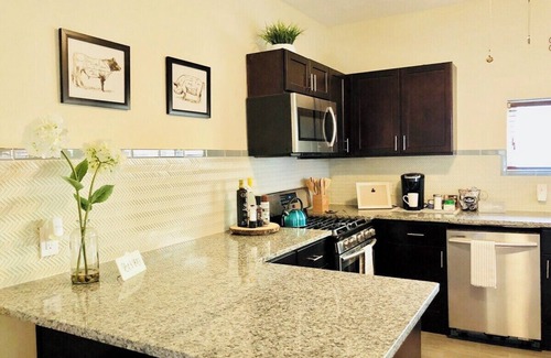 Bloomfield House | King Bed - Quiet West Penn - Parking - Pets Considered