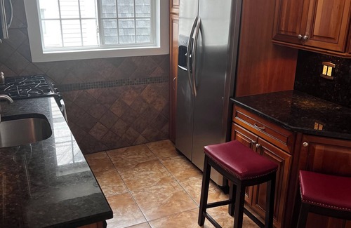 Irving Park Apartment | King Bed! Sleeps 8, WiFi, AC in vibrant Chicago one car garage parking