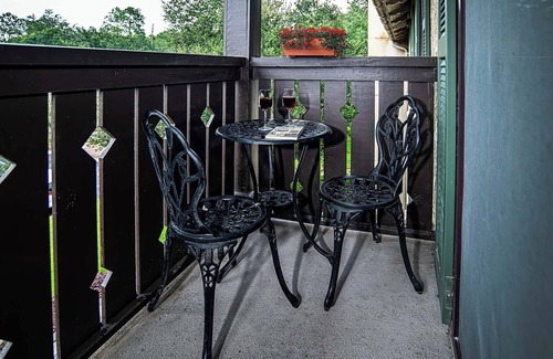 St. Augustine Condo | King Bed- SS Appliances- Balcony- Top floor w/wood floors- near beach