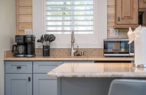 Madeira Beach Cabin | King Bed-Step to Madeira Beach-Heated Pool-Private