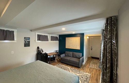 Lopez Island Hotel | King Bed.Steps from Everything in Village.WIFI.Relax