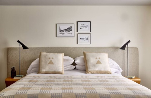 Stowe Area Hotel | King Bed | Tälta Lodge, a Bluebird by Lark| Stowe Recreation Path Direct Access