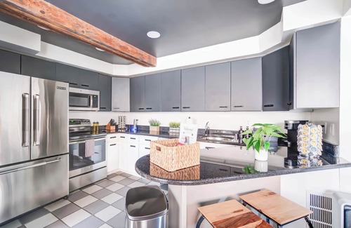 Old Town Alexandria House | KING BED | TWO FREE Parking! Brick Carriage House