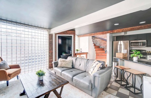 Old Town Alexandria House | KING BED | TWO FREE Parking! Brick Carriage House