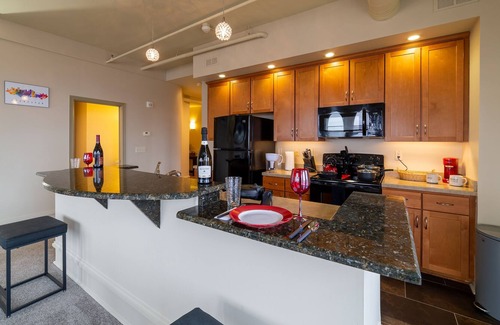 Central Business District Apartment | King bed w/ Panoramic Views of DT!