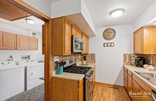 Bradley House | King Bed with fenced in backyard & Large 65" TV