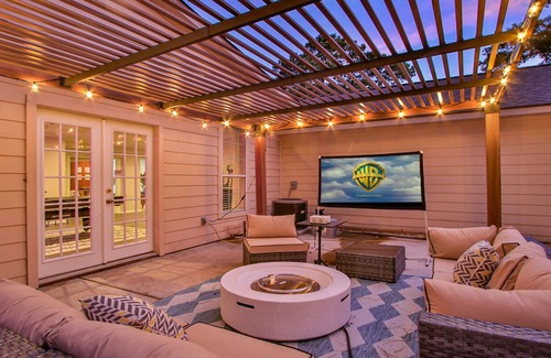 Klein House | King Beds Game Lounge Fire Pit Movie Under Stars