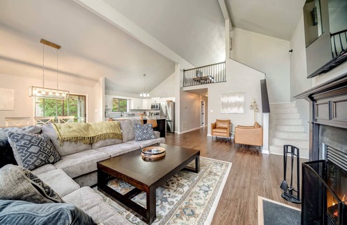 The Woods House | King Beds with Hot Tub, Arcade & Golf Course View