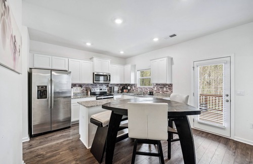 Church Street House | King Comfort + Gaming, Projector & Gym 10 Min to Airport 20 Min to Downtown!