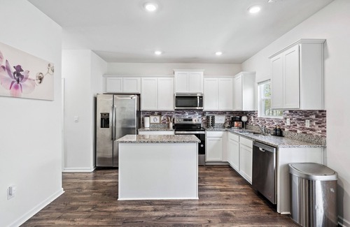 Church Street House | King Comfort + Gaming, Projector & Gym 10 Min to Airport 20 Min to Downtown!