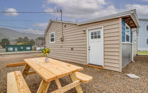 Rockaway Beach House | King Crab Retreat - Combo - Meredith Lodging