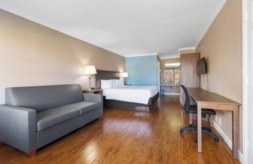Vero Beach Hotel | King Deluxe | Family Friendly w/ Free Coffee and Tea | Vero Beach Inn and Suite
