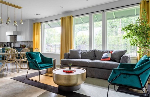 East Cesar Chavez House | King Kasa 6BR Retreat—6 walk min to Rainey St