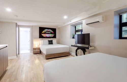 Gay Village Hotel | King & Queen – Central MTL Nest