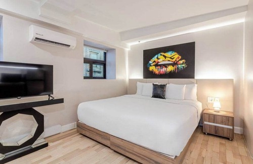 Gay Village Hotel | King & Queen – Central MTL Nest
