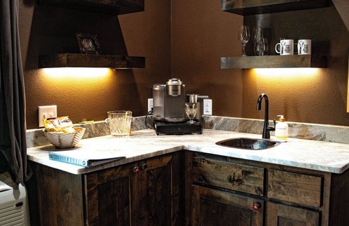 Valley View Cabin | King Ranch -Stay with Puzzles and Jigsaw the Giraffe