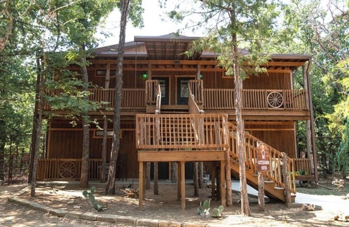 Valley View Cabin | King Ranch -Stay with Puzzles and Jigsaw the Giraffe