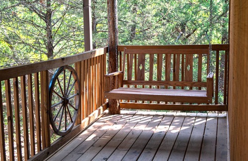 Valley View Cabin | King Ranch -Stay with Puzzles and Jigsaw the Giraffe