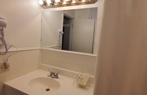 Lake George Hotel | KING ROOM IN LAKE GEORGE