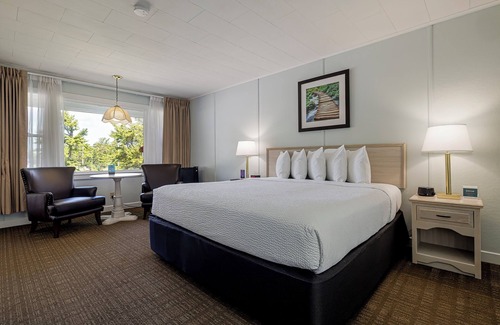 Bar Harbor Hotel | King Room w/Breakfast Included