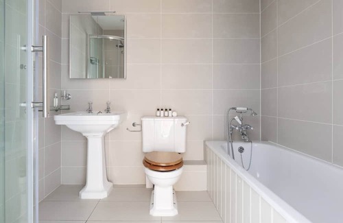 Chelsea Riverside Apartment | King's Road VI by onefinestay