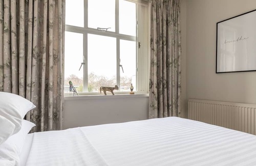 Chelsea Riverside Apartment | King's Road VI by onefinestay