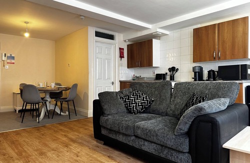 Colchester Apartment | king size bed apartment close to town center