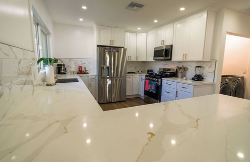 Whittier Apartment | King size bed close to Dineyland!