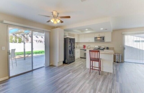 Las Vegas Villa | KING SIZE BED! MASSAGE CHAIR! EV CHARGER~OVERHEAD SHOWER!15 Minutes From Strip!