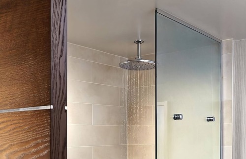 Woodland Hills Hotel | King Standard, The Anza A Calabasas Hotel, Pool, Near Lake Calabasas Park