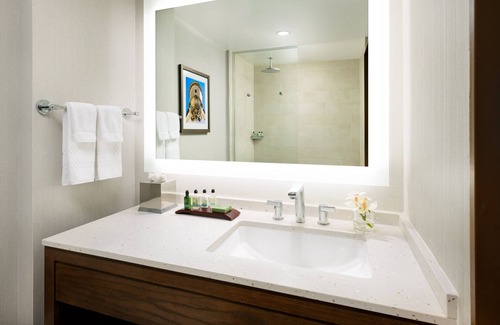 Woodland Hills Hotel | King Standard, The Anza A Calabasas Hotel, Pool, Near Lake Calabasas Park