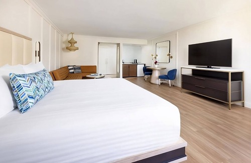 Woodland Hills Hotel | King Standard, The Anza A Calabasas Hotel, Pool, Near Lake Calabasas Park