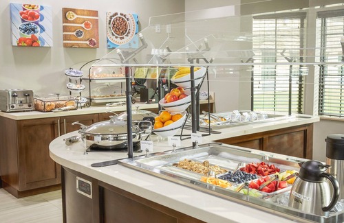 Coeur d'Alene Apartment | King Studio. Free Breakfast! Indoor Pool + Hot Tub. Close to Kootenai Health!