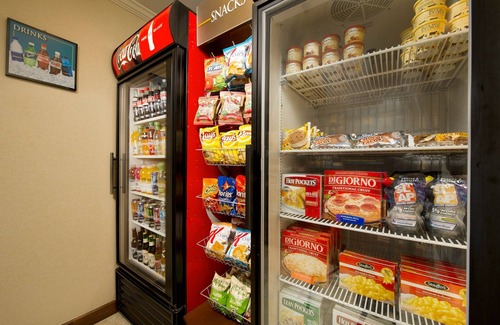 Linthicum Heights Apartment | King Studio Near BWI Airport. Free Breakfast, Outdoor Pool | Staybridge