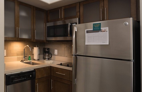 Lake Jackson Apartment | King Studio w/Kitchen. Free Breakfast. Outdoor Pool.