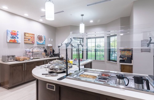 Lake Jackson Apartment | King Studio w/Kitchen. Free Breakfast. Outdoor Pool.