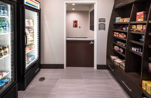 Lake Jackson Apartment | King Studio w/Kitchen. Free Breakfast. Outdoor Pool.