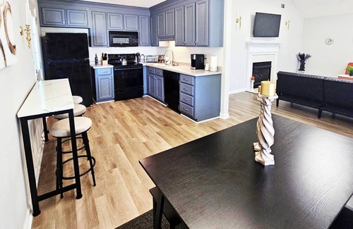 Houston County House | King Suite |BBQ Grill |Near RAFB |4 TVS| Workspace