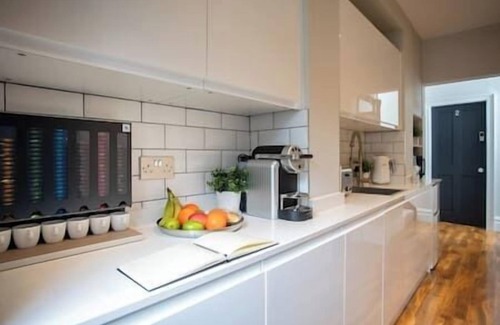 Offerton Apartment | King Suite close to Manchester City Centre, R3