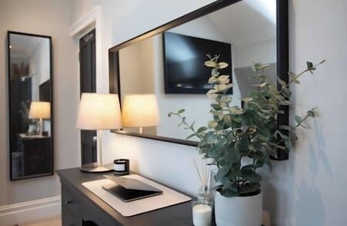 Offerton Apartment | King Suite close to Manchester City Centre, R3