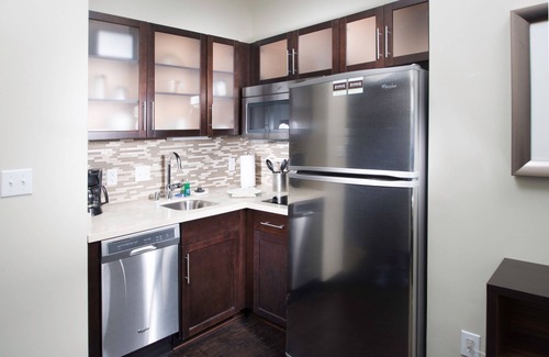 Corona Apartment | King Suite. Free Breakfast. Pool & Hot Tub. Gym. Close to Amazon!