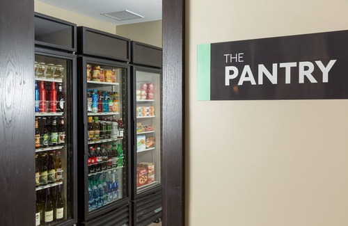 Corona Apartment | King Suite. Free Breakfast. Pool & Hot Tub. Gym. Close to Amazon!