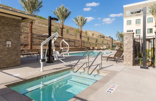 Corona Apartment | King Suite. Free Breakfast. Pool & Hot Tub. Gym. Close to Amazon!