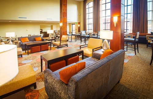 Northfield Apartment | King Suite. Free Breakfast Buffet. Pool & Gym Access. Amazing Location!