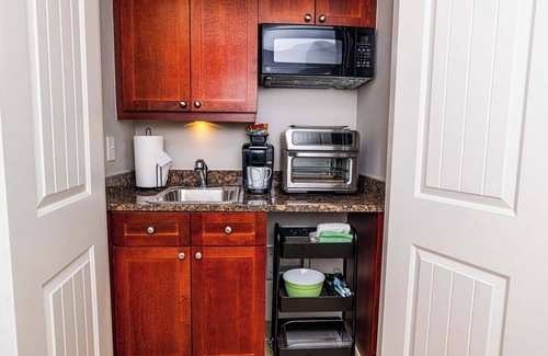 St. Augustine Condo | King Suite-kitchenette w/full size fridge-pool courtyard views-hot tub