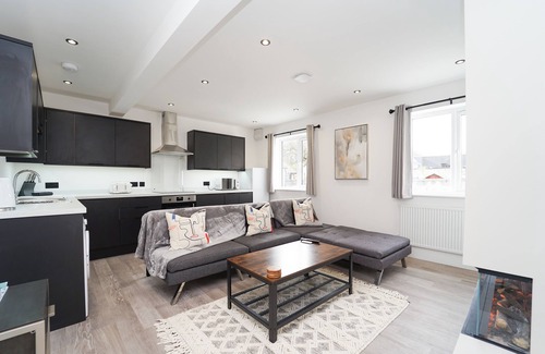 Weston-super-Mare Apartment | King suite modern flat next to the Beach