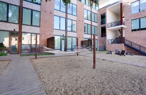 Oak Cliff Apartment | King Suite resort pool ,Gym ,Coffee Bar